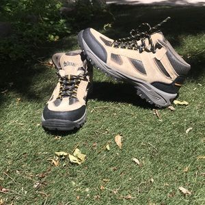 Like New Men’s Denali Hiking Boots